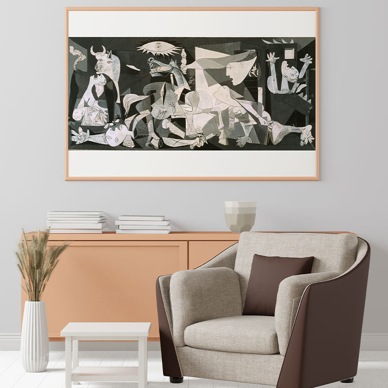 Quadro Decorativo Guernica Pendurado Acima de Móvel de Madeira.