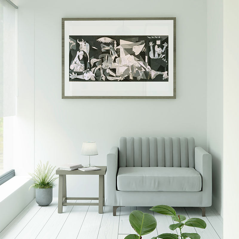 Quadro Decorativo Guernica Pendurado Acima de Sofá Verde.