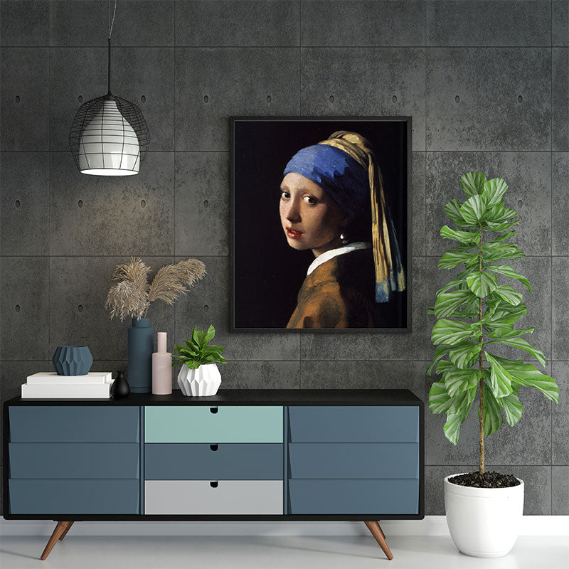 Quadro Moça Com Brinco De Pérola Pendurado em Parede Cinza.