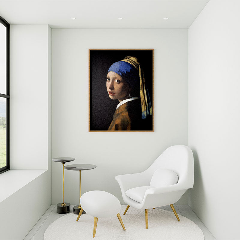 Quadro Moça Com Brinco De Pérola Pendurado Acima de Poltrona Branca.