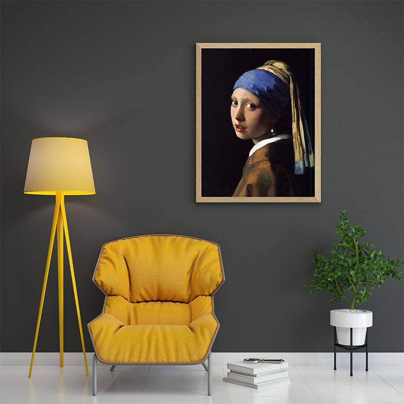 Quadro Moça Com Brinco De Pérola Pendurado Acima de Cadeira Amarela.